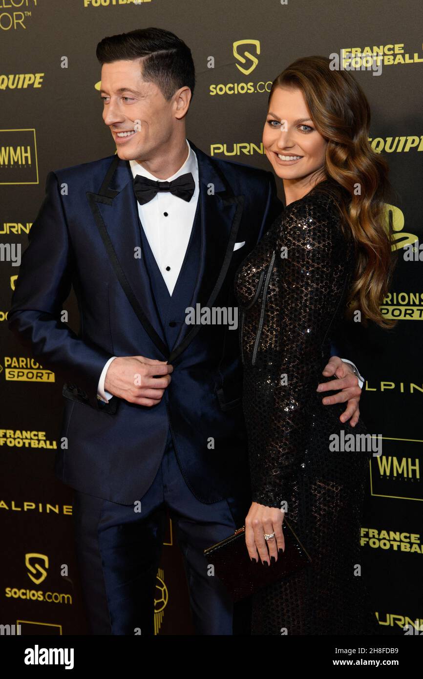 Il calciatore Robert Lewandowski e sua moglie Anna Lewandowska partecipano alla cerimonia del Ballon d'Or tenutasi al Theatre Du Chatelet il 29 novembre 2021 a Parigi, Francia. Foto di Laurent Zabulon/ABACAPRESS.COM Foto Stock