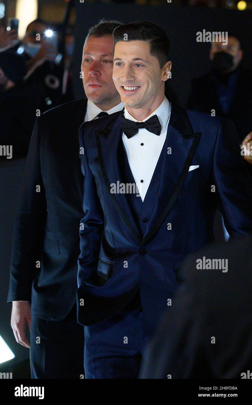 Il calciatore Robert Lewandowski e sua moglie Anna Lewandowska partecipano alla cerimonia del Ballon d'Or tenutasi al Theatre Du Chatelet il 29 novembre 2021 a Parigi, Francia. Foto di Laurent Zabulon/ABACAPRESS.COM Foto Stock