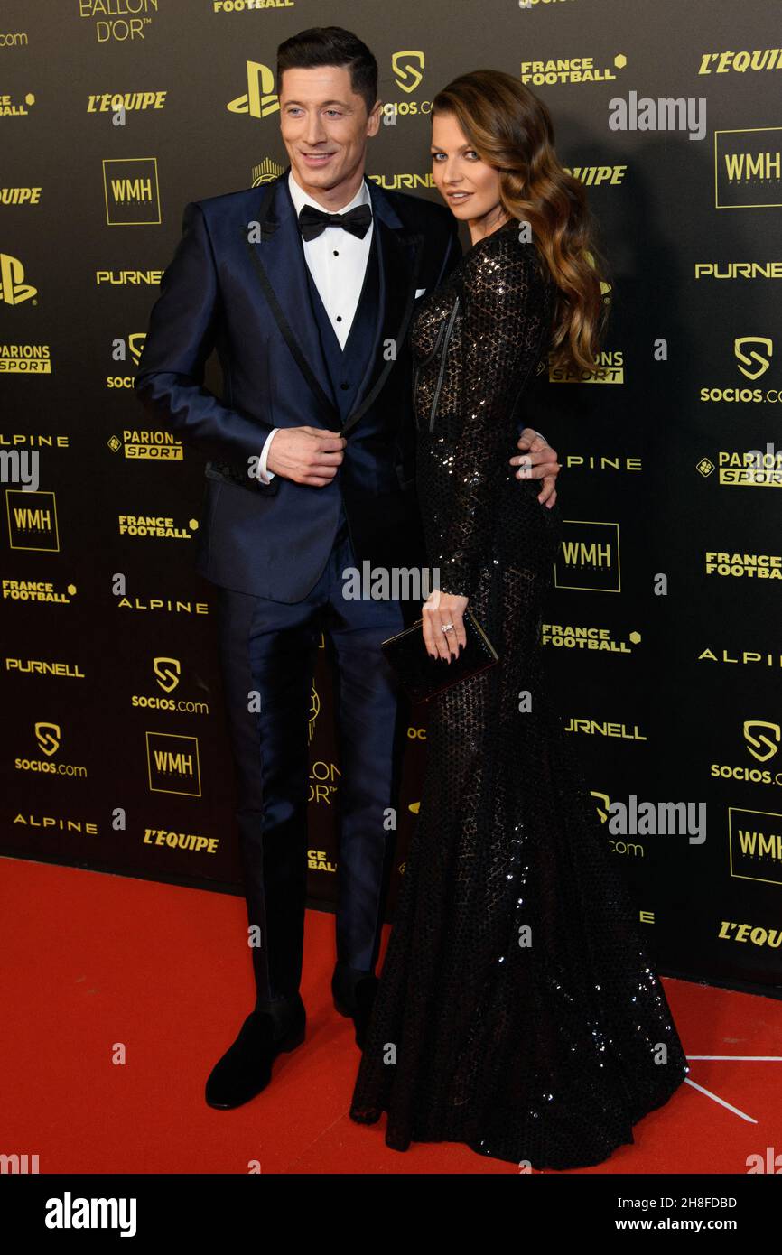 Il calciatore Robert Lewandowski e sua moglie Anna Lewandowska partecipano alla cerimonia del Ballon d'Or tenutasi al Theatre Du Chatelet il 29 novembre 2021 a Parigi, Francia. Foto di Laurent Zabulon/ABACAPRESS.COM Foto Stock