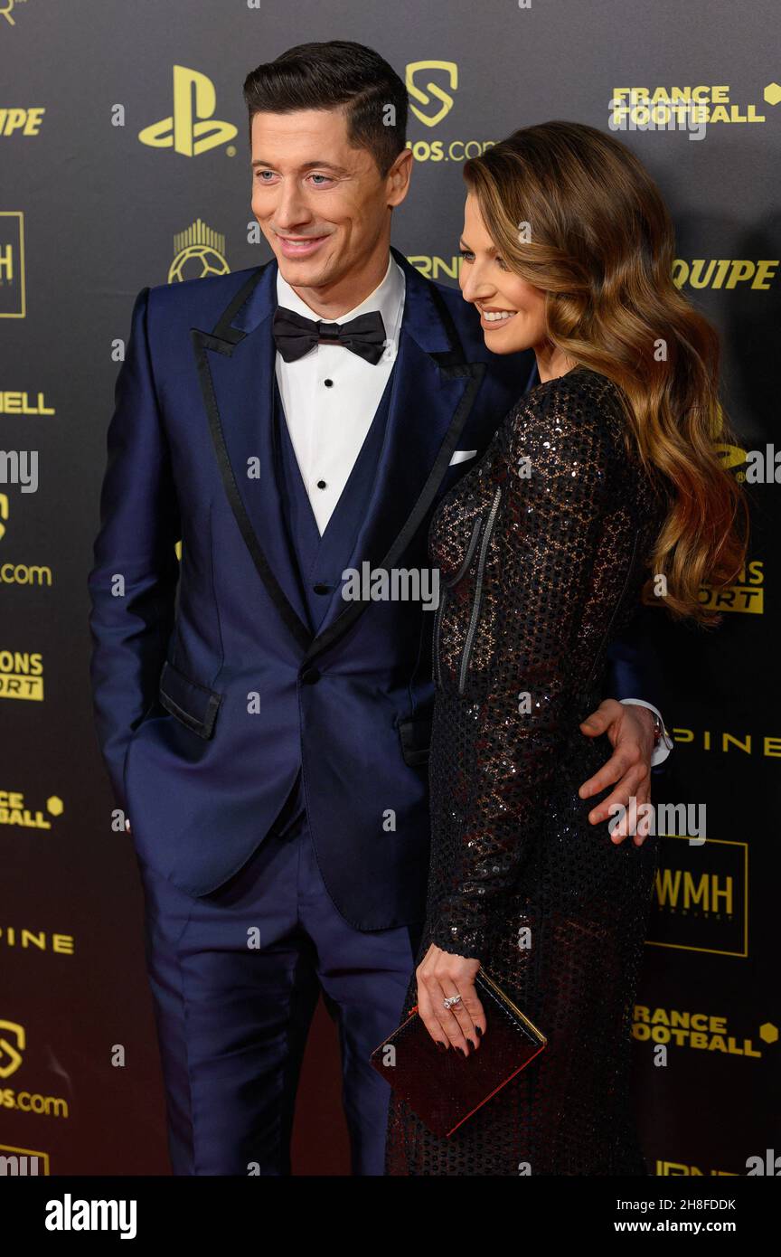 Il calciatore Robert Lewandowski e sua moglie Anna Lewandowska partecipano alla cerimonia del Ballon d'Or tenutasi al Theatre Du Chatelet il 29 novembre 2021 a Parigi, Francia. Foto di Laurent Zabulon/ABACAPRESS.COM Foto Stock