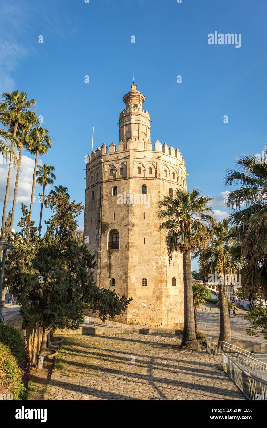Torre del Oro in Siviglia Spagna. La Torre d'Oro. Fotografia verticale Foto Stock