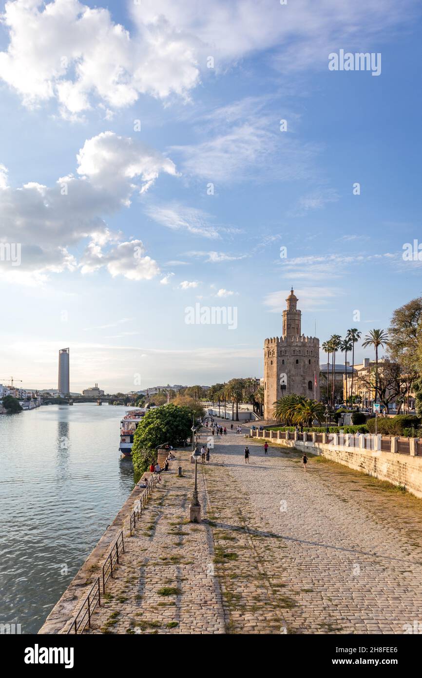 Vista sul fiume Guadalquivir e sulla Torre del Oro a Siviglia in Spagna. La Torre d'Oro in una soleggiata giornata primaverile. Foto Stock