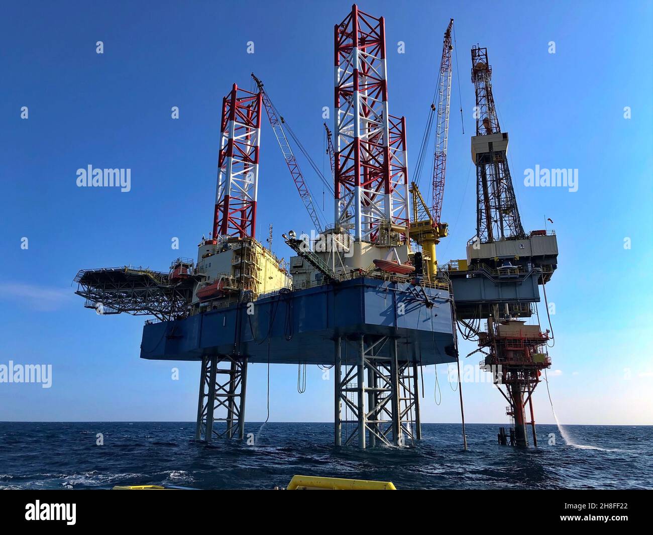 Il petrolio e il gas platform in mare Foto Stock