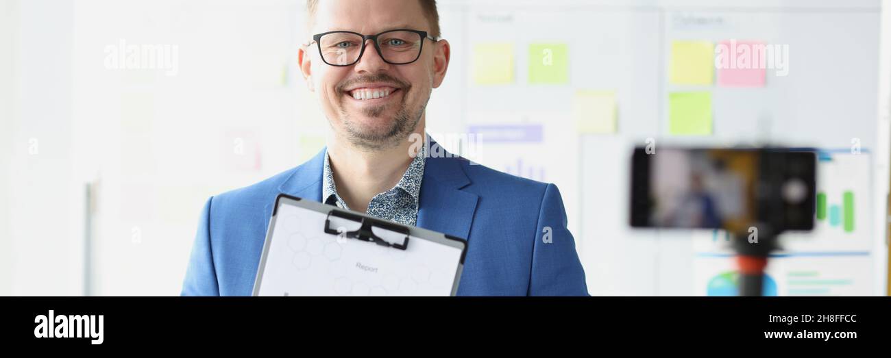 Il mentore maschile conduce formazione online per lo sviluppo del business Foto Stock