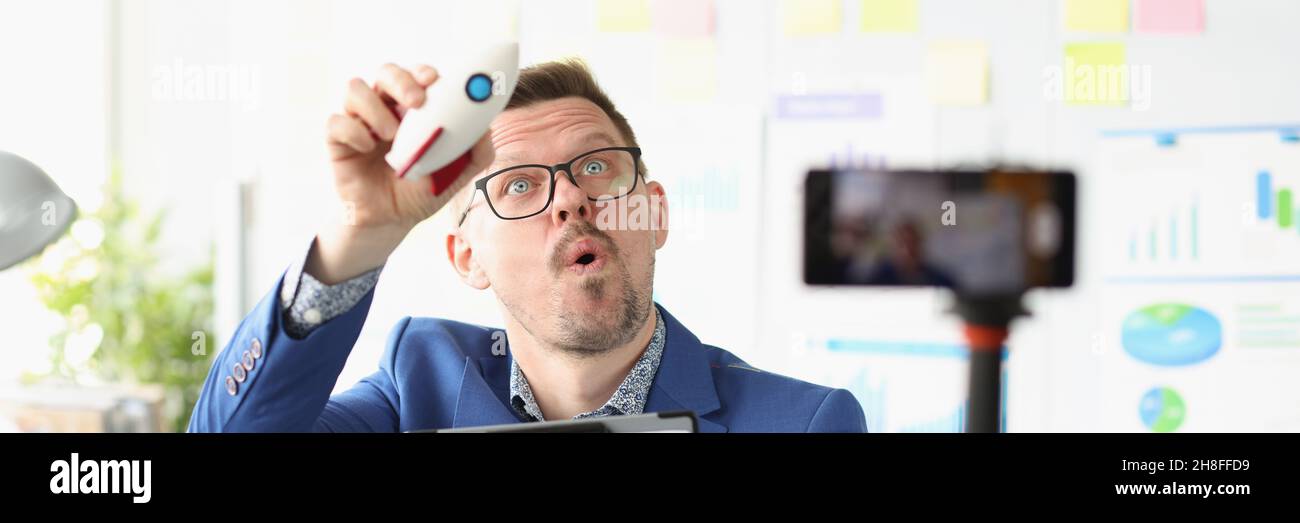 Il coach maschile conduce formazione online sul lancio startup Foto Stock