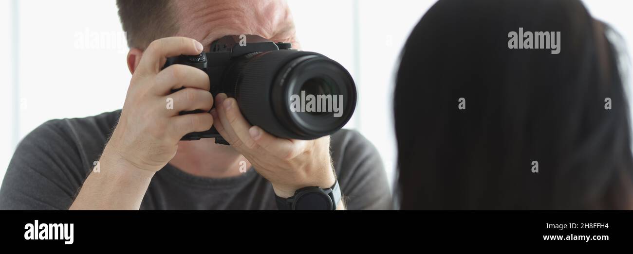 Fotografo maschile fotografando ritratto di modello femminile Foto Stock
