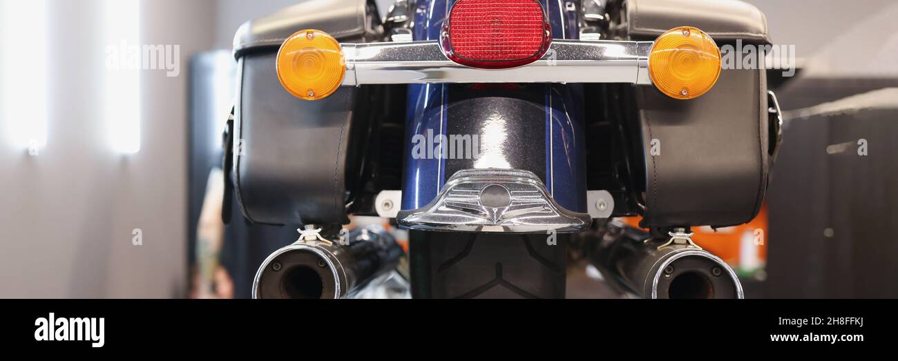 La motocicletta si trova sul cavalletto di riparazione per la diagnostica in officina Foto Stock