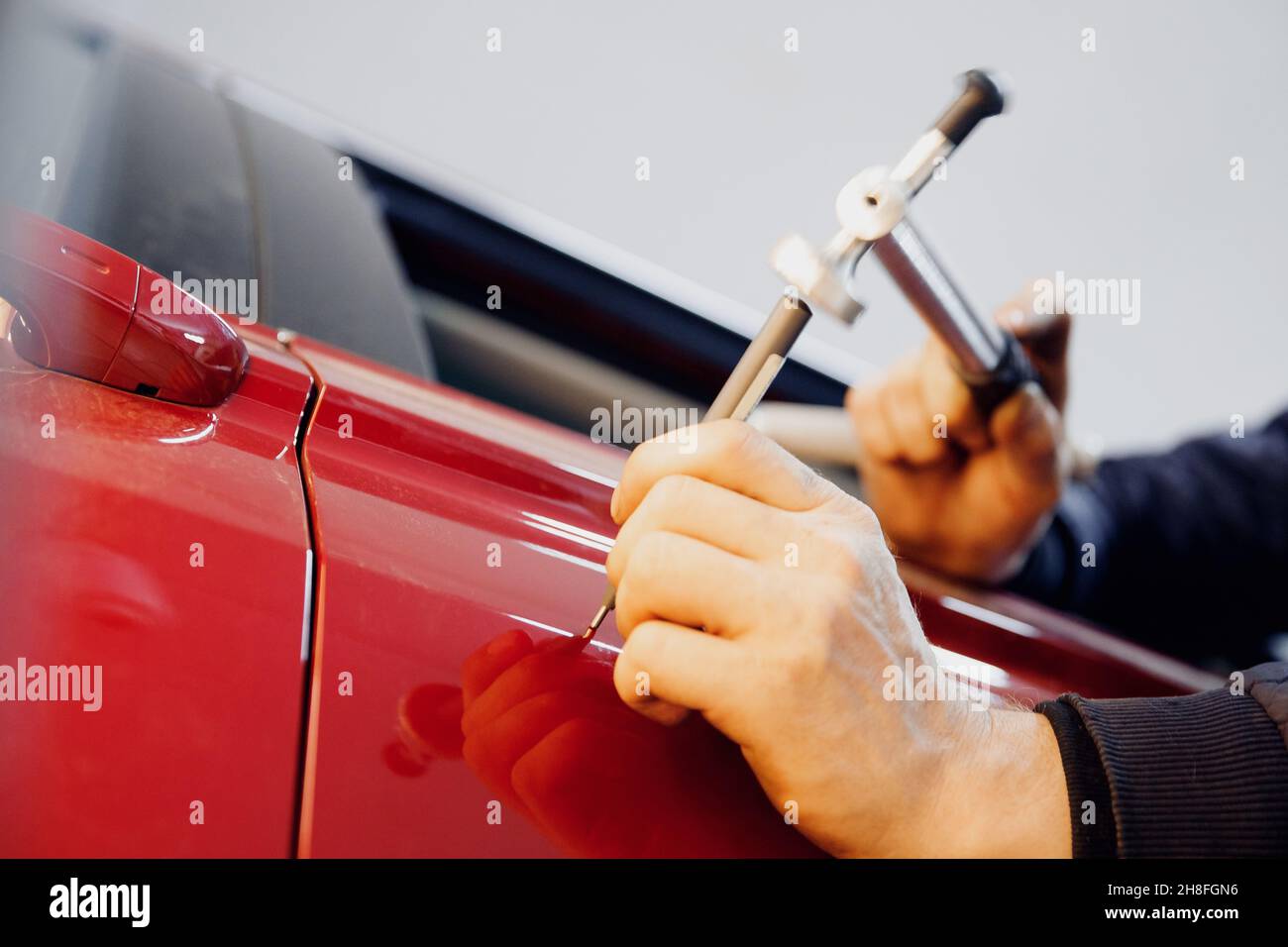 Riparazione della carrozzeria dell'auto, rimozione delle ammaccature senza  verniciatura con l'attrezzo a percussione Foto stock - Alamy