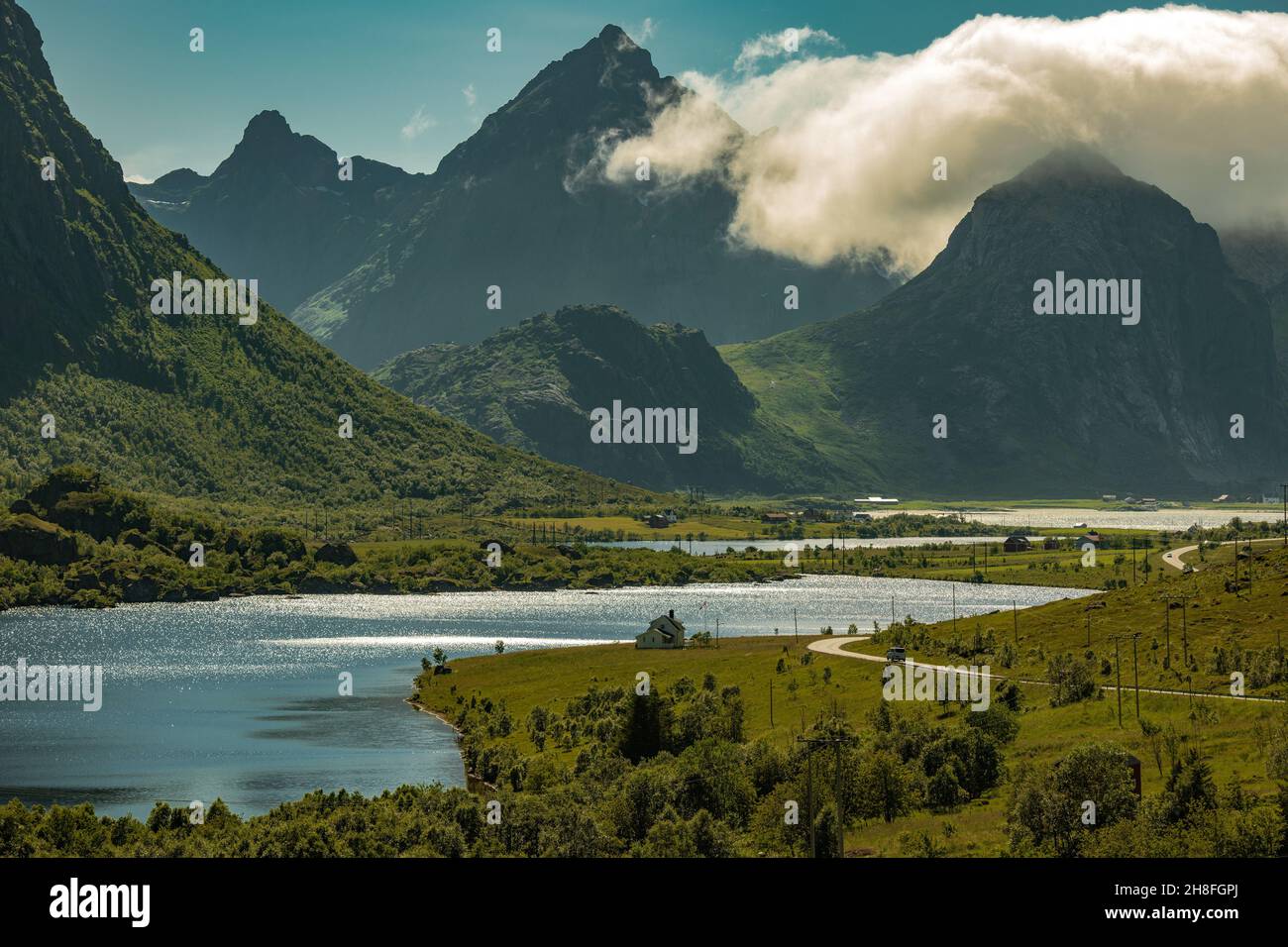 Estate panoramica nell'arcipelago delle Lofoten in Norvegia. Oceano Atlantico e spettacolari montagne verdi. Contea di Nordland. Foto Stock