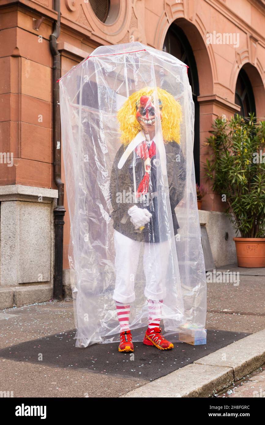 Basilea, Svizzera - Febbraio 21. Un singolo festaiolo di carnevale in un  costume da vestito di hazmat improvvisato Foto stock - Alamy