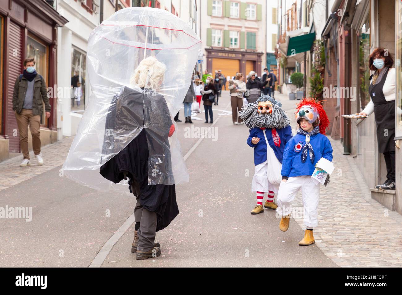 Basilea, Svizzera - Febbraio 21. Un singolo festaiolo di carnevale in un costume da vestito di hazmat improvvisato Foto Stock