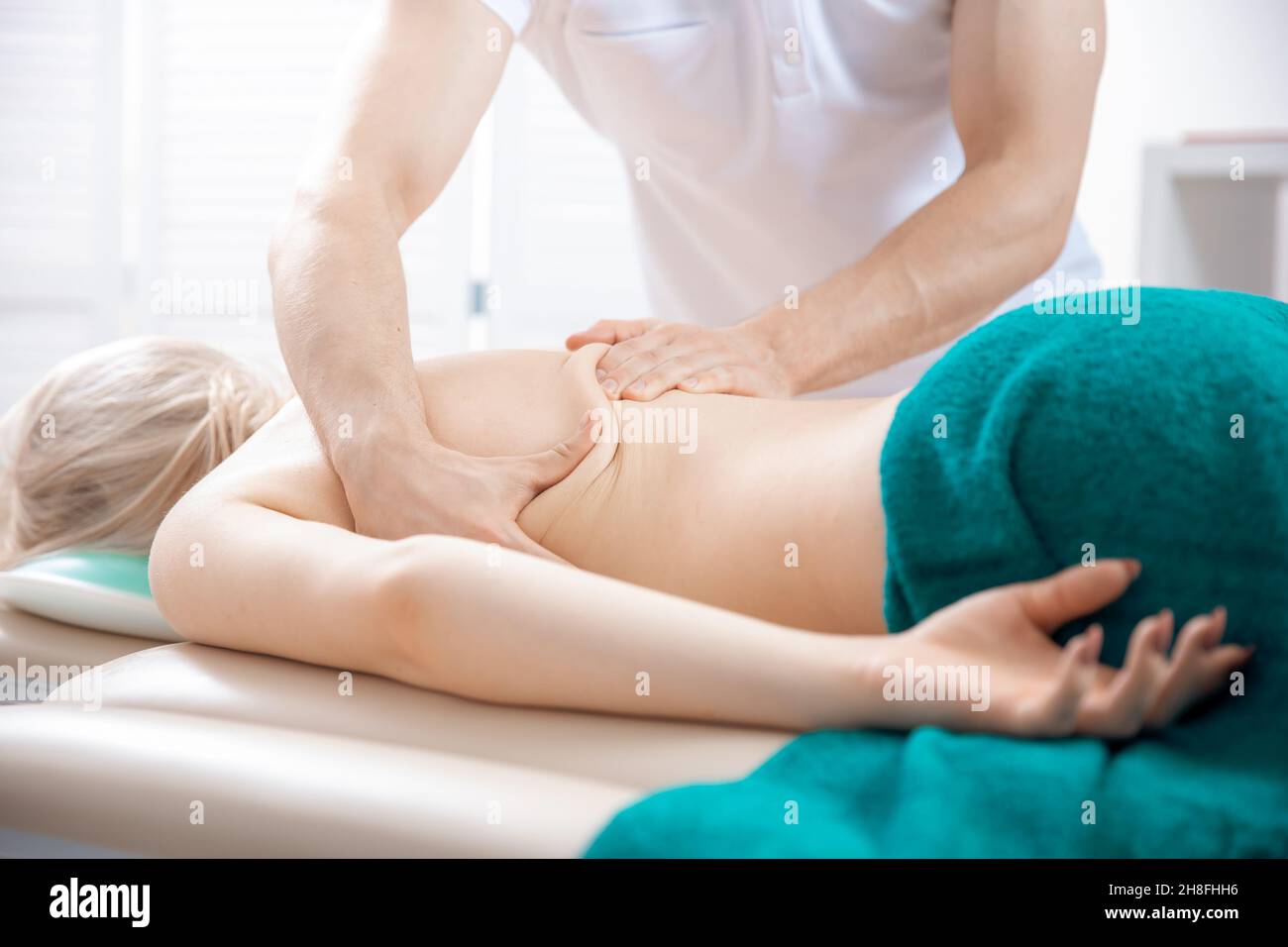 Massaggio schiena anticellulite per dimagrire e rimuovere il grasso  sottocutaneo Foto stock - Alamy