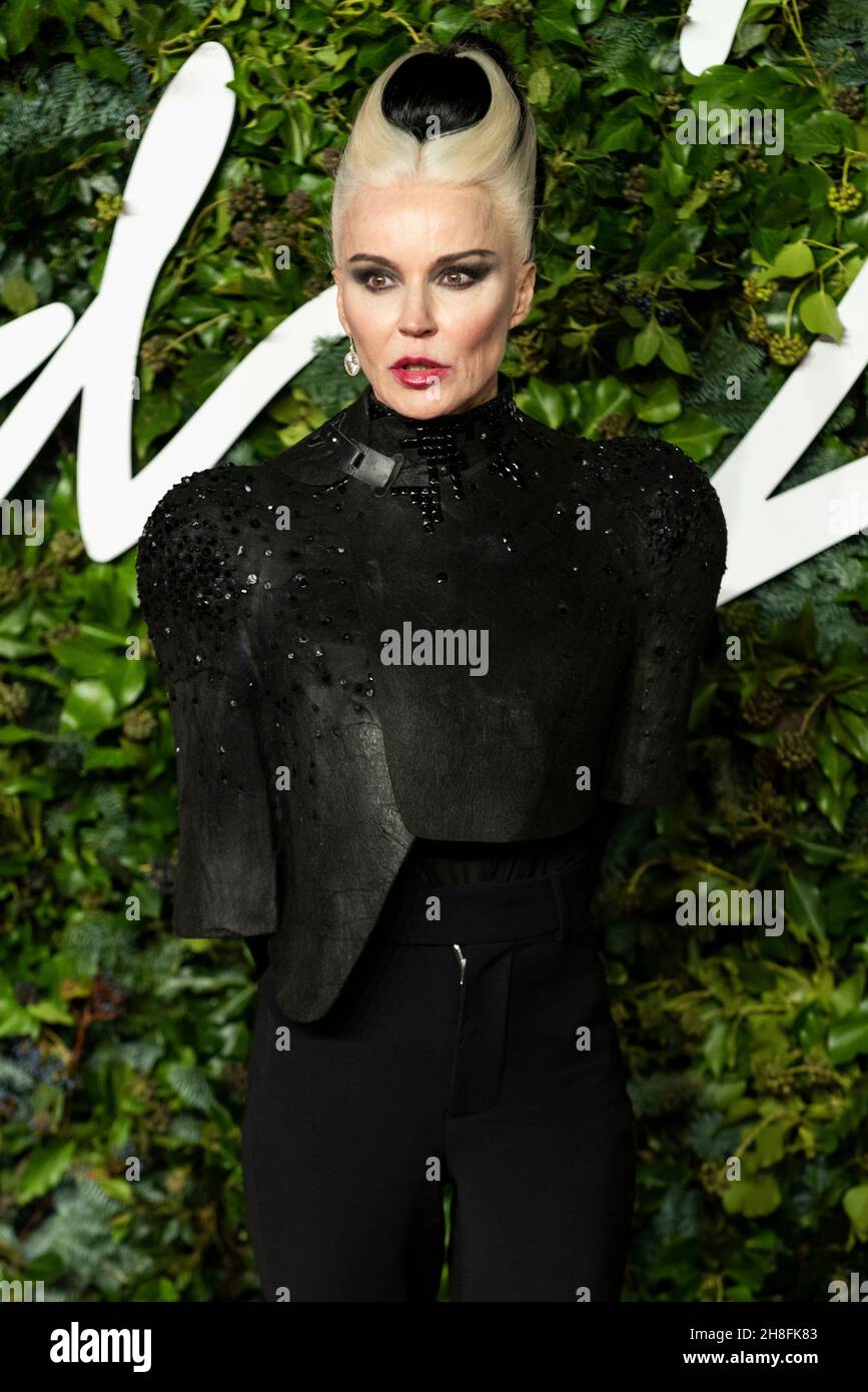 Daphne Guinness partecipa ai Fashion Awards 2021 al Royal Albert Hall.  Londra, Regno Unito. 29/11/2021 Foto stock - Alamy