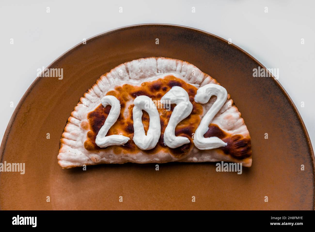 Il numero 2022 è scritto su un cheburek. L'anno nuovo 2022 sarà presto disponibile. Foto Stock