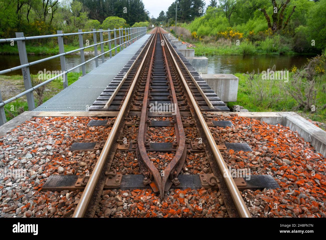 Linea ferroviaria diretta nei pressi di Moana, Westland, South Island, Nuova Zelanda Foto Stock