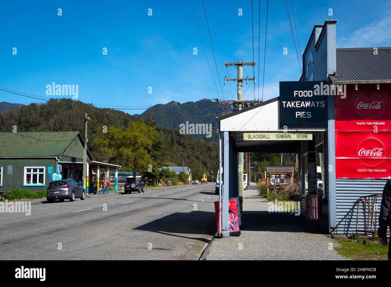 Hilton Street, la strada principale attraverso Blackball, West Coast, South Island, Nuova Zelanda Foto Stock