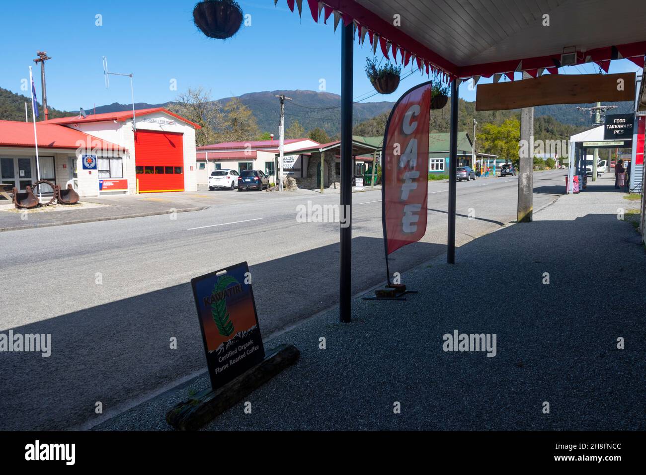 Hilton Street, la strada principale attraverso Blackball, West Coast, South Island, Nuova Zelanda Foto Stock
