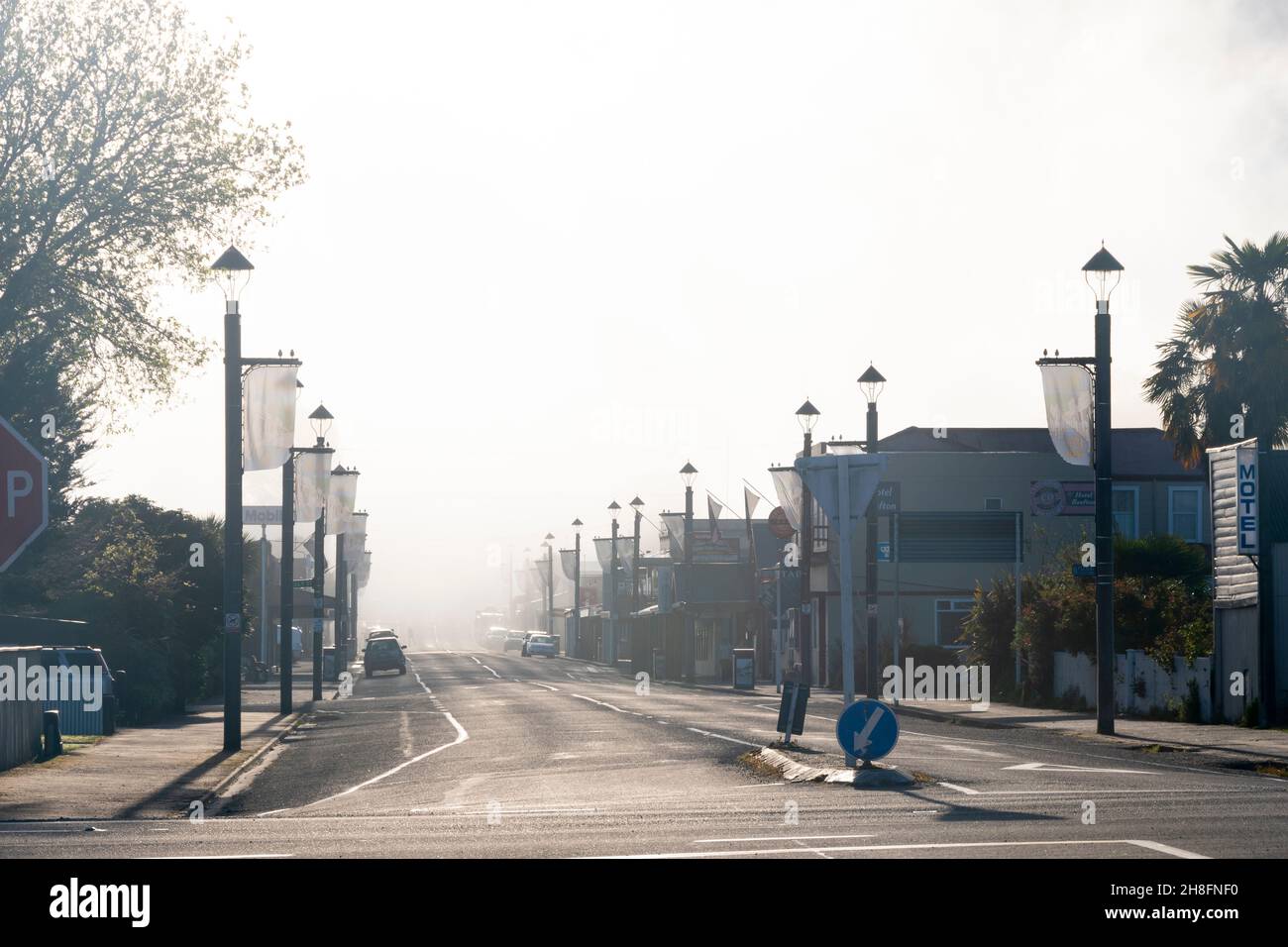 'Broadway', Main Street, Reefton, in una mattinata di nebbia, West Coast, South Island, Nuova Zelanda Foto Stock