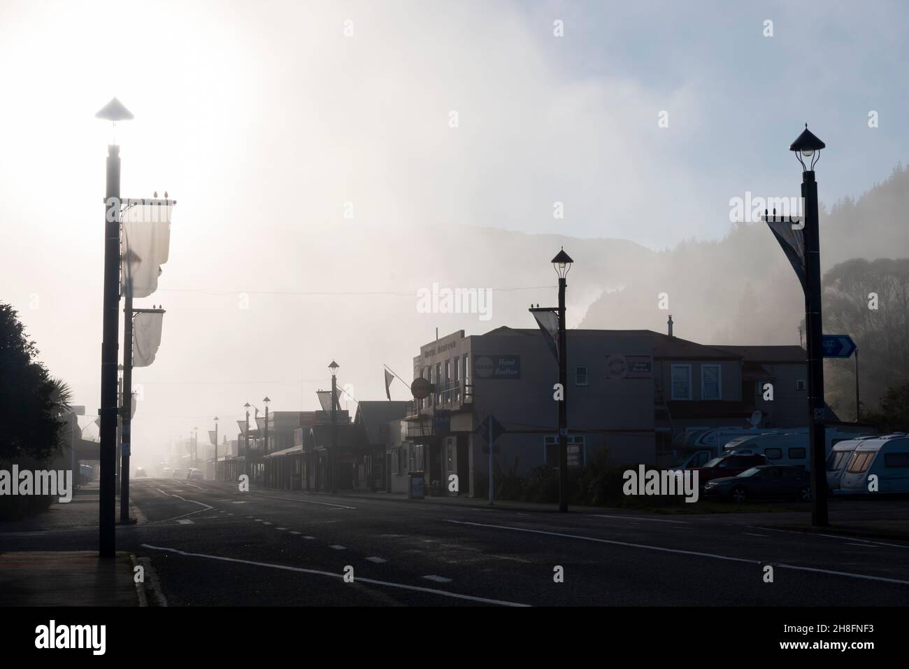'Broadway', Main Street, Reefton, in una mattinata di nebbia, West Coast, South Island, Nuova Zelanda Foto Stock