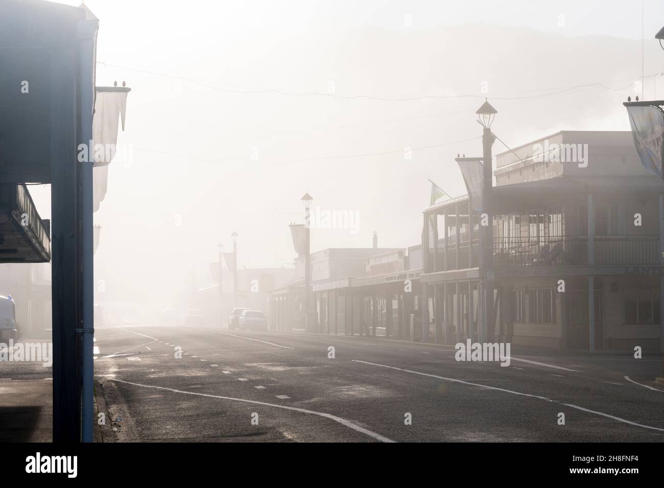 'Broadway', Main Street, Reefton, in una mattinata di nebbia, West Coast, South Island, Nuova Zelanda Foto Stock