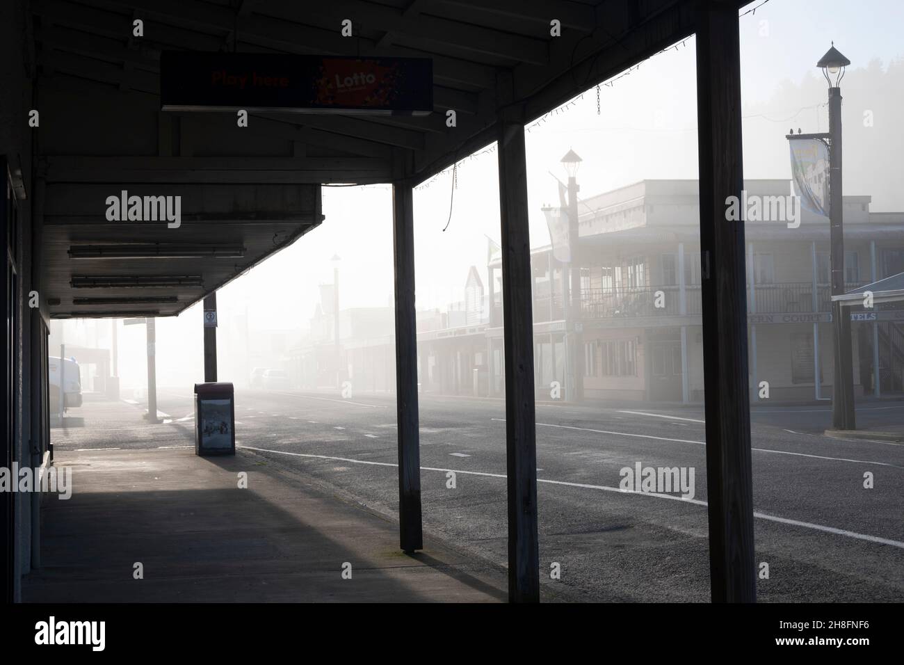 'Broadway', Main Street, Reefton, in una mattinata di nebbia, West Coast, South Island, Nuova Zelanda Foto Stock