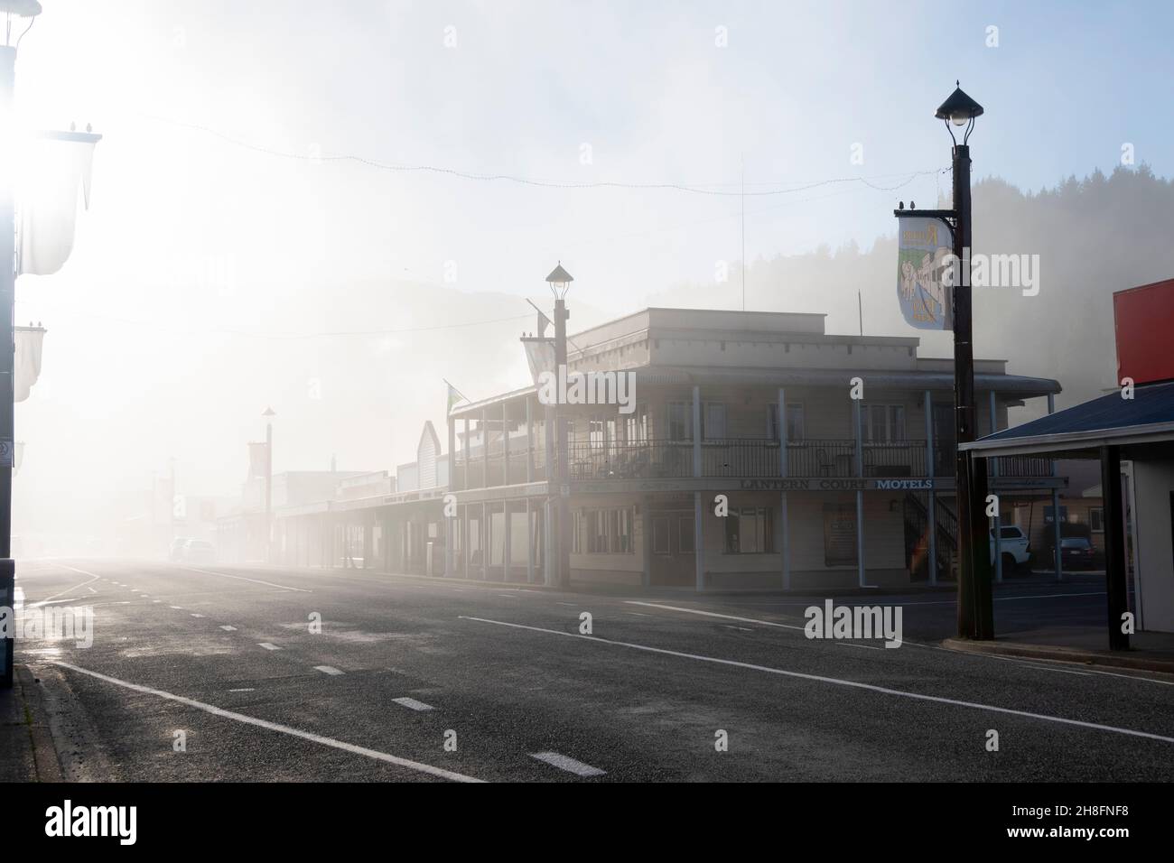 'Broadway', Main Street, Reefton, in una mattinata di nebbia, West Coast, South Island, Nuova Zelanda Foto Stock