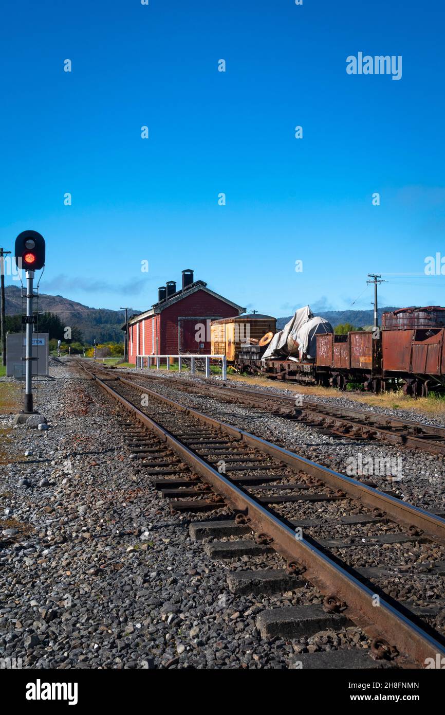 Vagoni ferroviari d'epoca e capannone vecchio motore a Reefton, West Coast, South Island, Nuova Zelanda Foto Stock