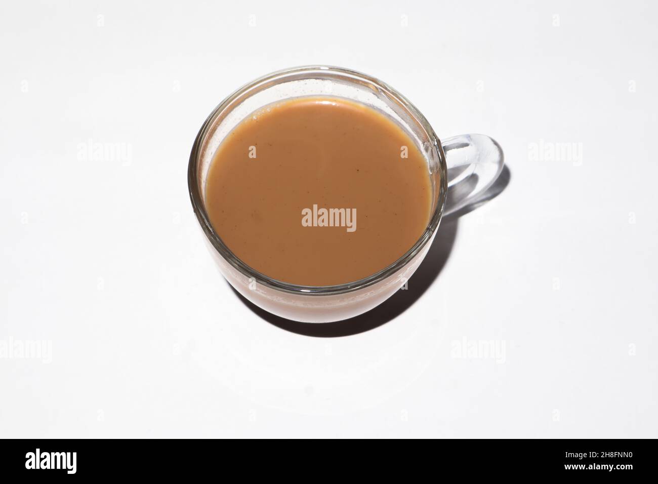 Chai. Tè indiano tradizionale su sfondo bianco. Foto Stock