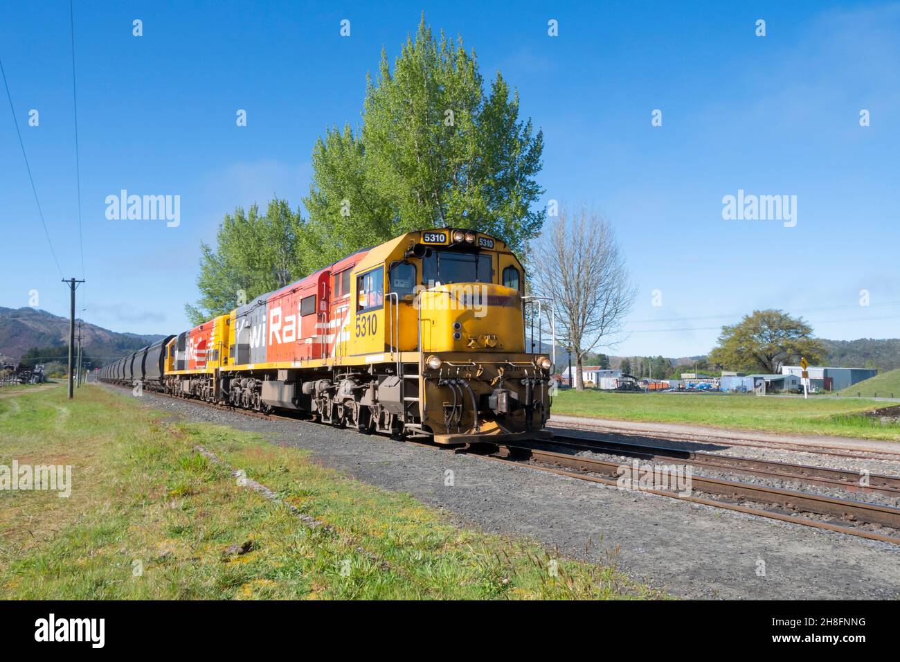 Treno Kiwirrail che trasporta carbone dalla costa occidentale al porto di Lyttleton per l'esportazione, locomotiva, DXC 5310, a Reefton, Costa occidentale, South Island, Nuova Zelanda Foto Stock