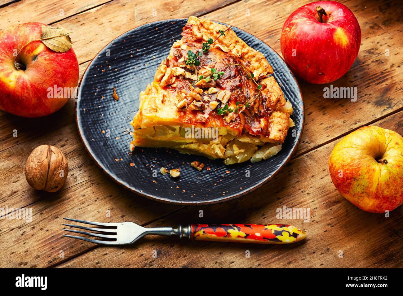 Quiche, una torta francese all'aperto ripiena di mele e formaggio. Foto Stock