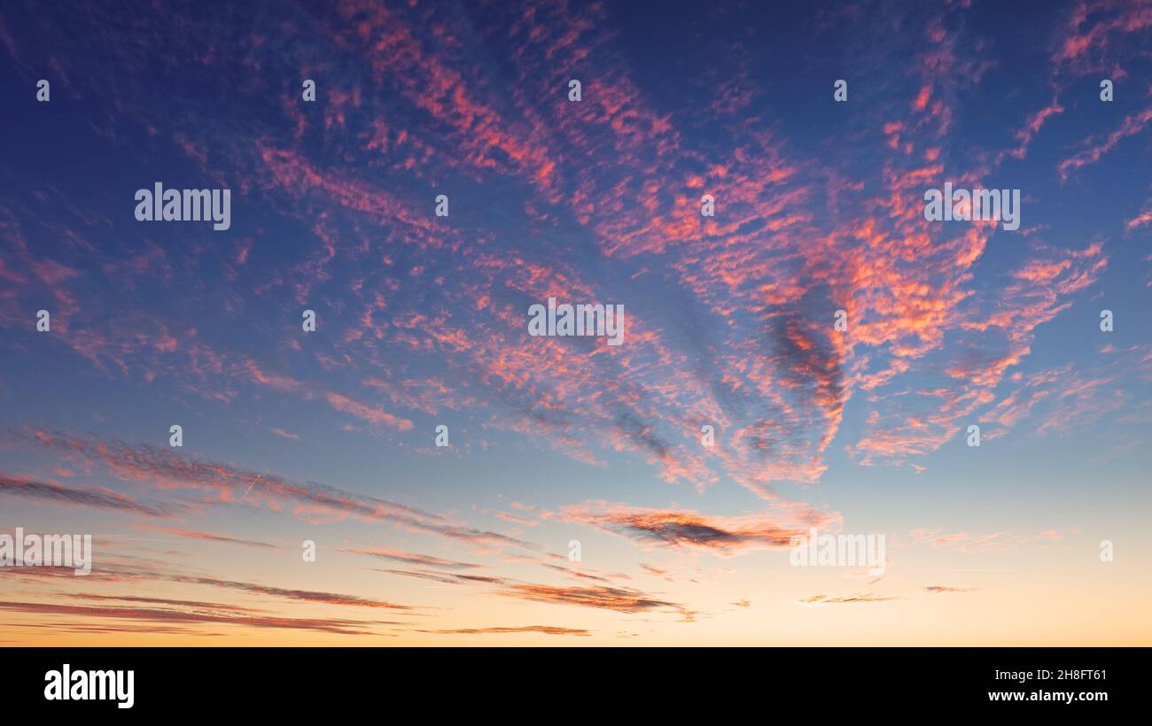 Cielo al tramonto per sfondo o cielo e nuvola all'alba al mattino Foto Stock