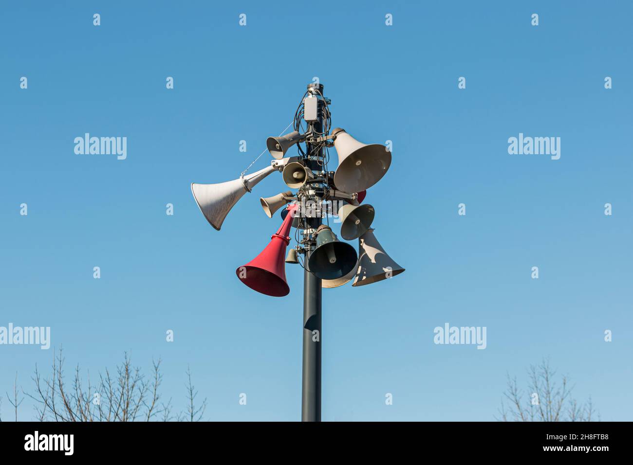 Megafoni su un palo con sfondo cielo blu, sistema di comunicazione al pubblico in vecchio stile, altoparlanti su torre alta, sistema di allarme. Foto Stock