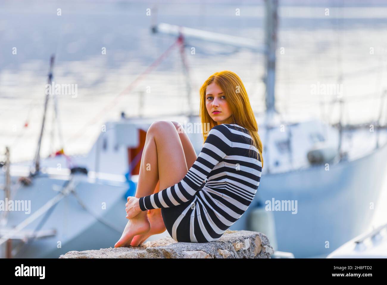 Teen girl near Sea in marina yacht-club Foto Stock