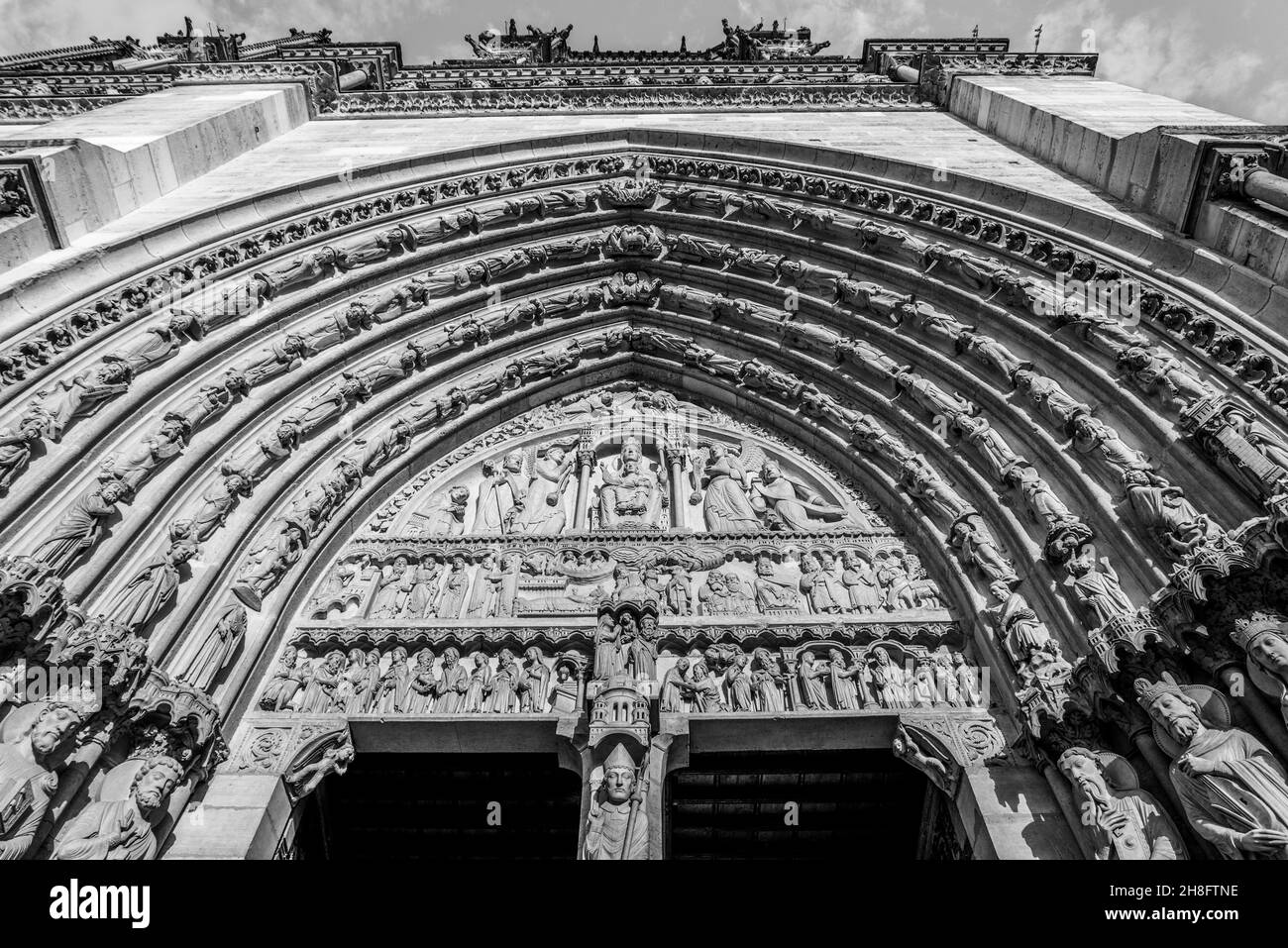 Bel portale della famosa Cattedrale di Notre Dame a Parigi prima del fuoco, Francia Foto Stock