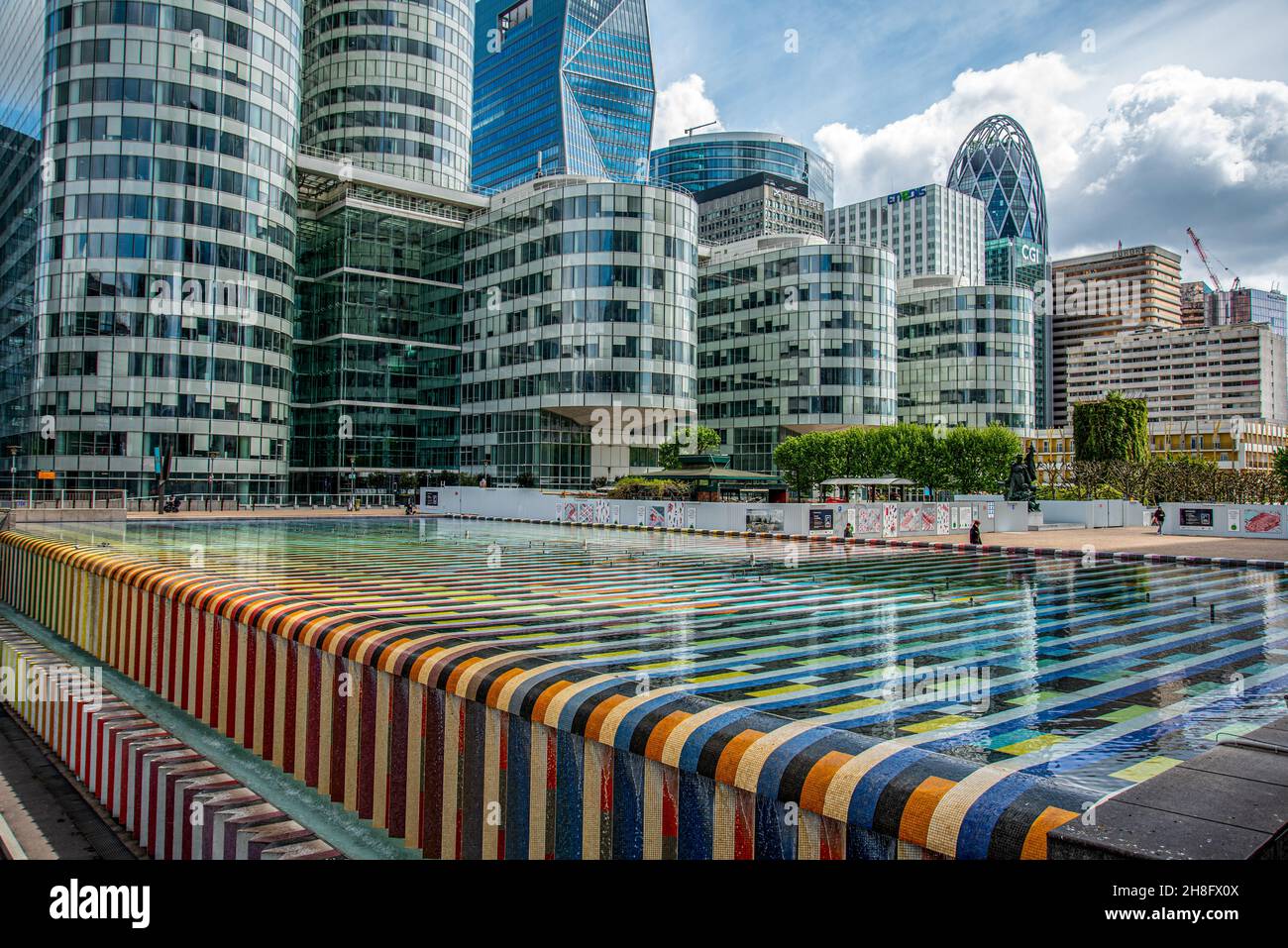 Fontana colorata nel quartiere finanziario la Defense di Parigi, Francia Foto Stock