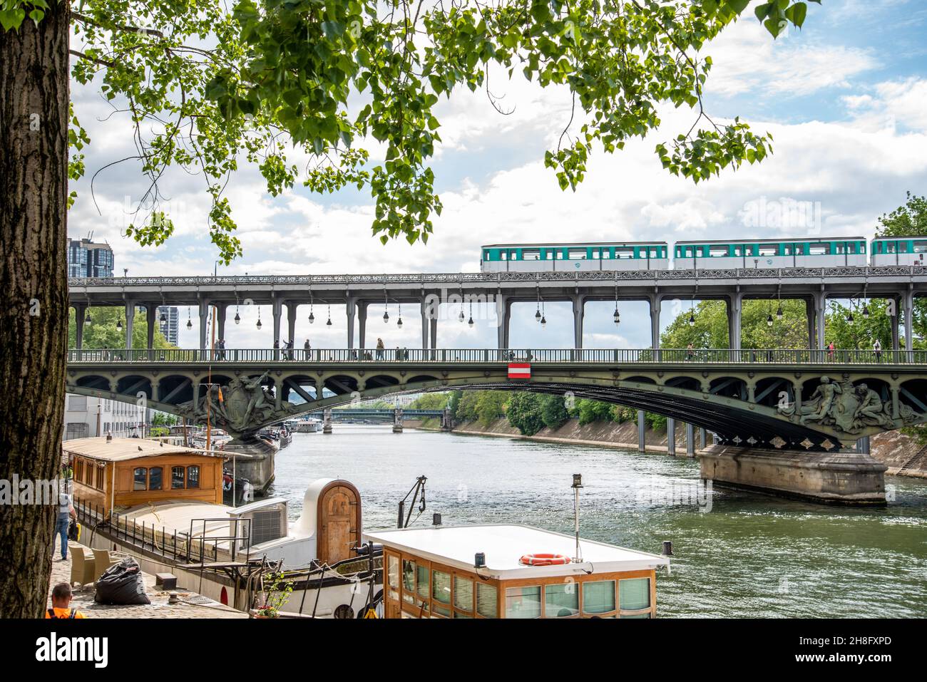 Una metropolitana che attraversa il ponte Bir Hakeim sulla Senna a Parigi, Francia Foto Stock
