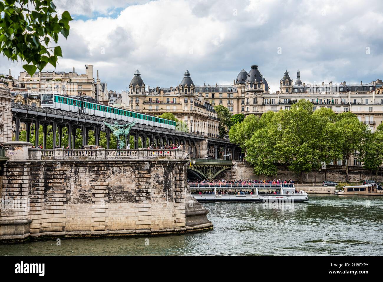 Una metropolitana che attraversa il ponte Bir Hakeim sulla Senna a Parigi, Francia Foto Stock