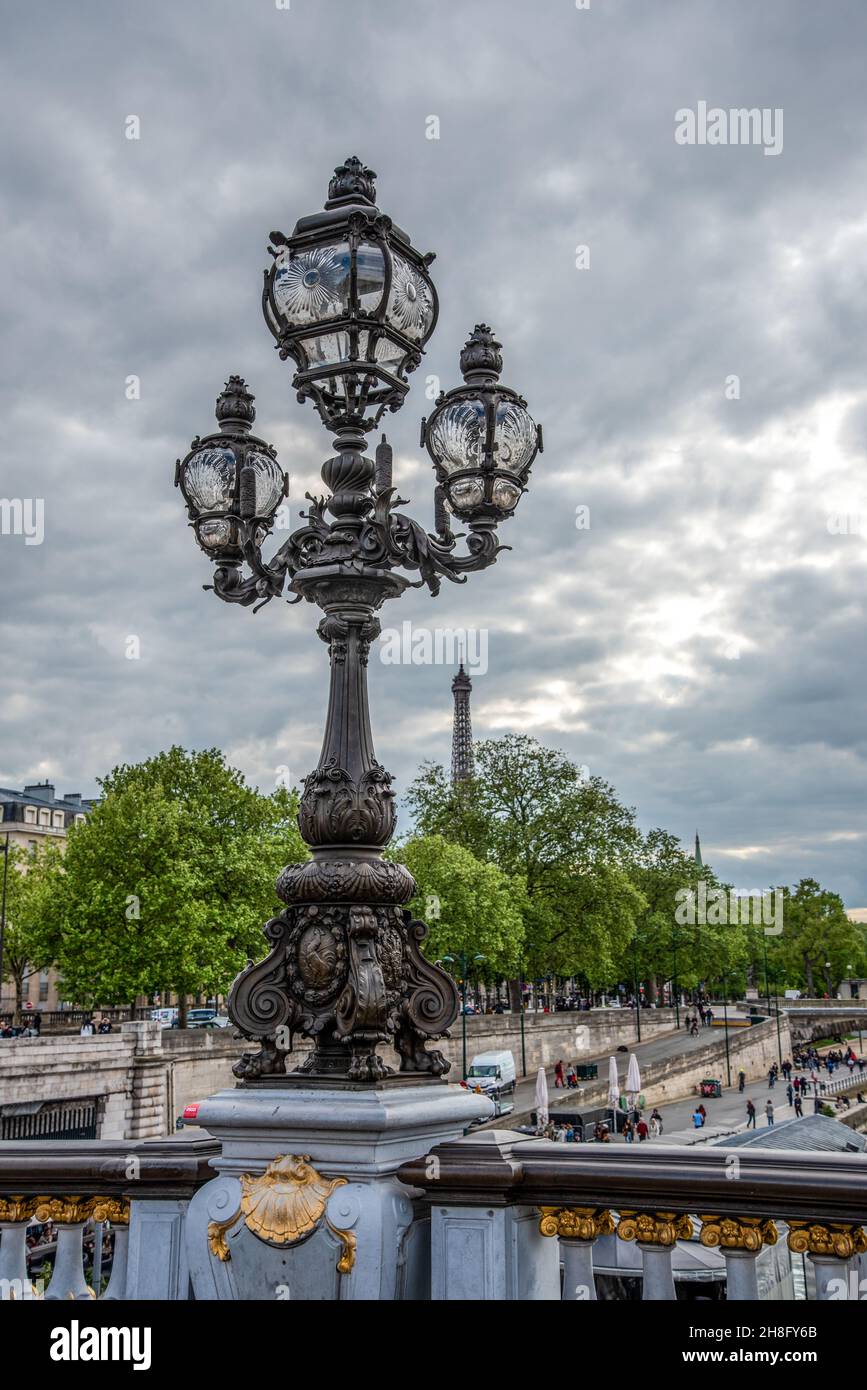 Street Light classicista sul Ponte Alexandre III, Parigi, Francia Foto Stock
