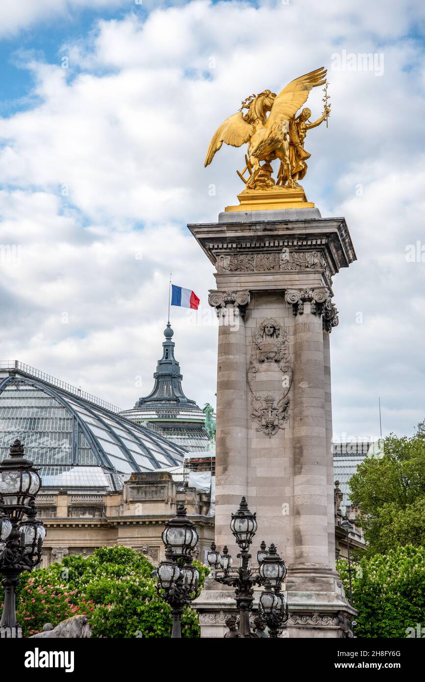 Colonna al Ponte Alexandre III, il Grand Palais sullo sfondo, Parigi, Francia Foto Stock