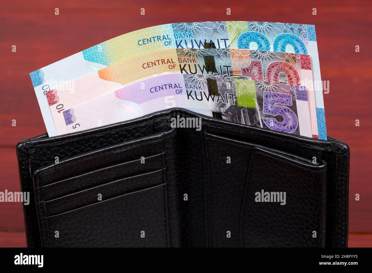 Denaro Kuwait - dinaro nel portafoglio nero Foto Stock