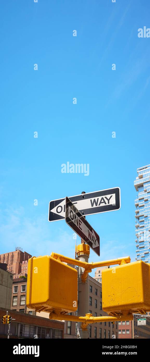 Segnaletica stradale a senso unico contro il cielo blu, New York City, USA. Foto Stock