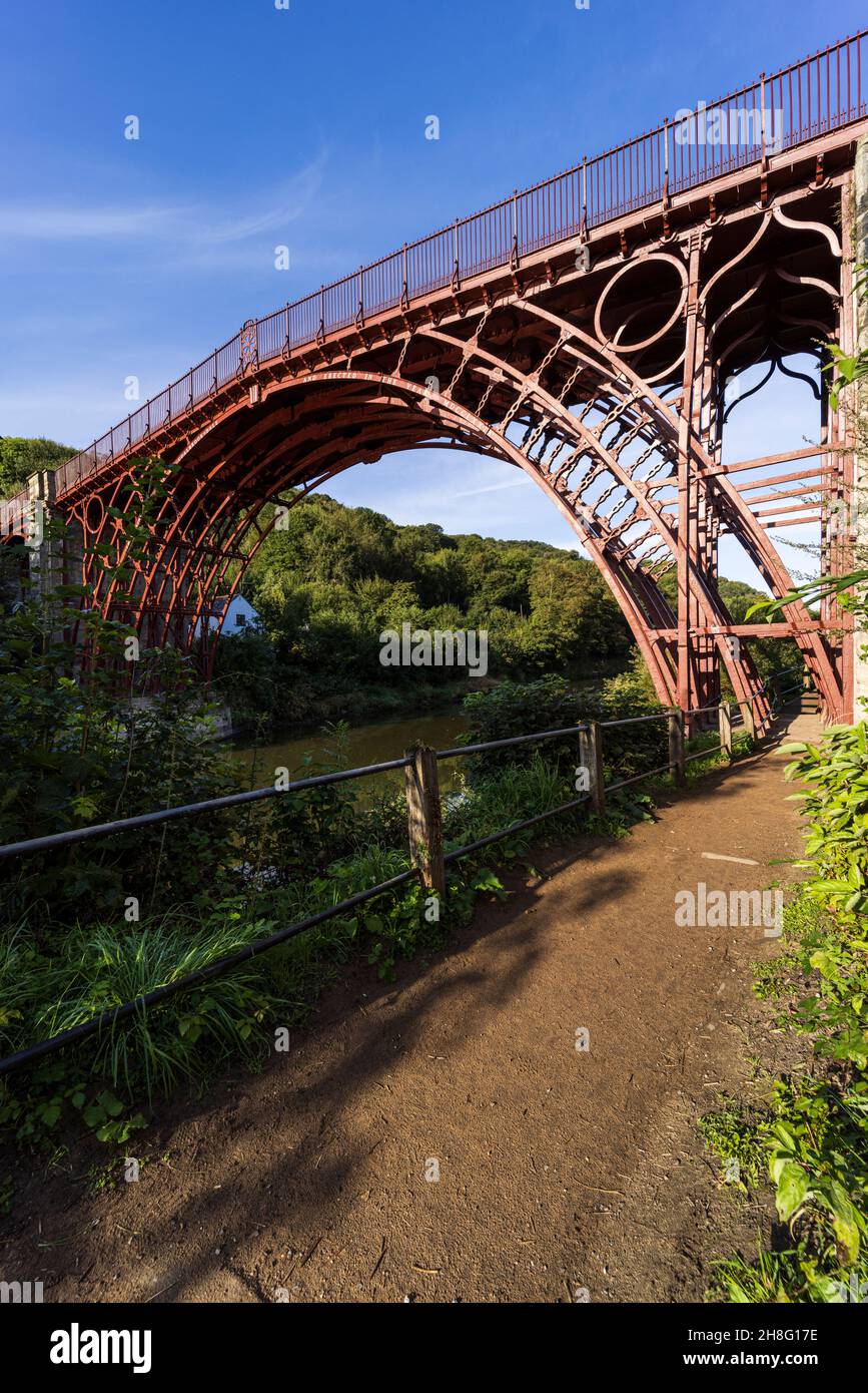 Ironbridge, ponte in ghisa che attraversa il fiume Severn, costruito nel 1779, Telford, Shropshire, Inghilterra Telford, Shropshire, Inghilterra Foto Stock