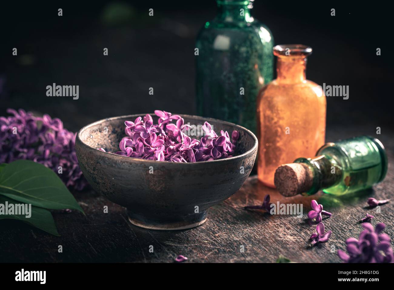 Trattamenti speciali con oli aromatici. Prodotti floreali lilla. Prodotti fatti in casa di fiori. Foto Stock