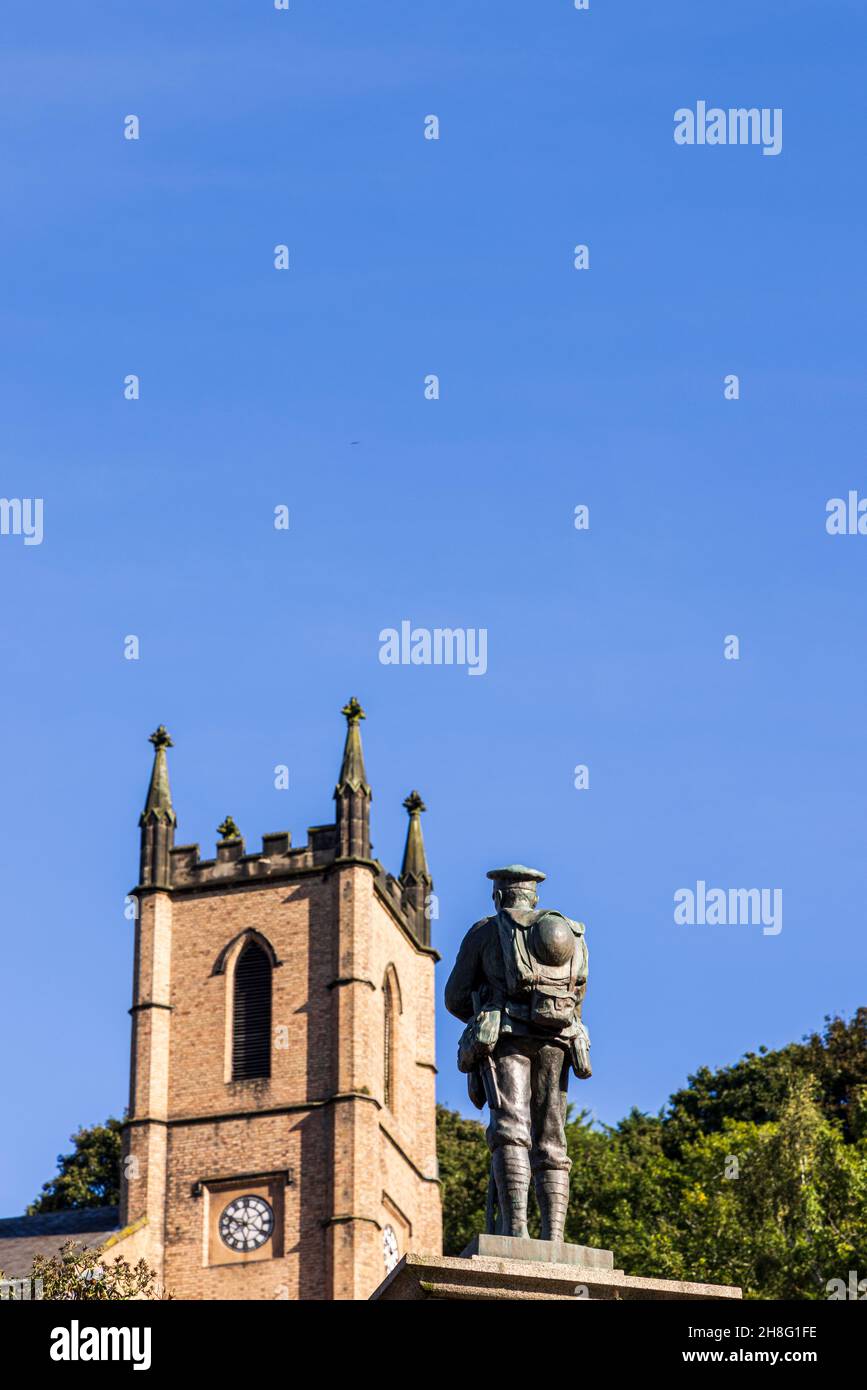 Memoriale ai soldati caduti della prima guerra mondiale e alla chiesa di St Lukes accanto al ponte di ghisa a Ironbridge, Telford, Shropshire, Inghilterra Foto Stock