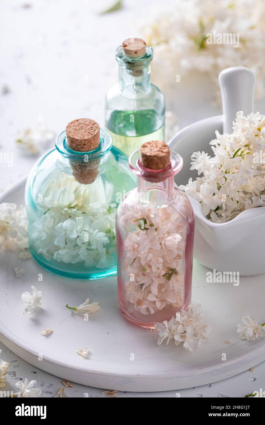 Aromaterapia speciale per fiori per la cura del corpo. Prodotti floreali lilla. Prodotti fatti in casa di fiori. Foto Stock