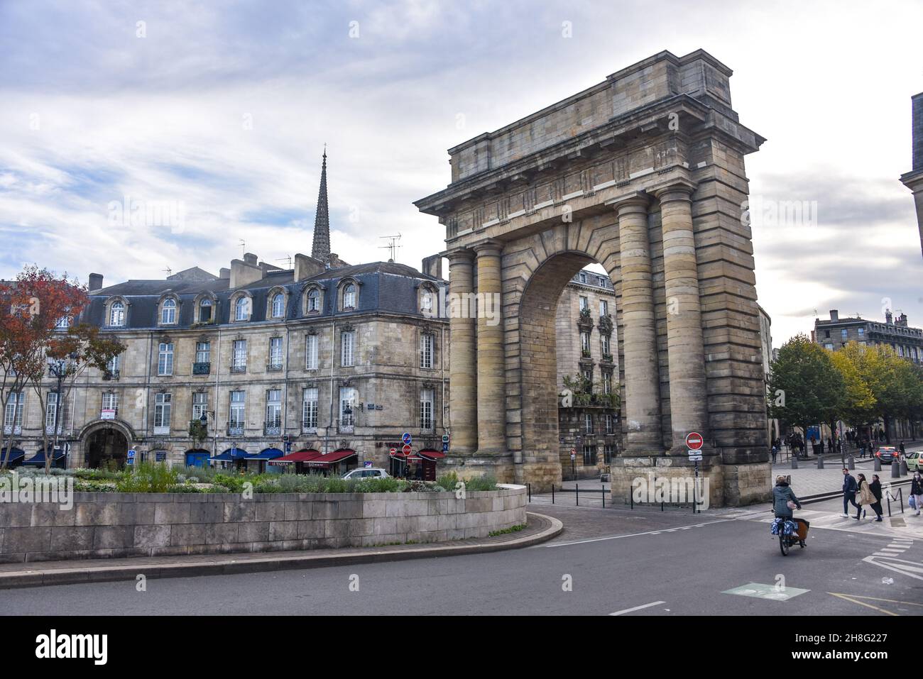 Bordeaux, Francia - 8 Nov, 2021: Port du Bourgogne, punto di riferimento arco in pietra in stile romano costruito nel 1750 come porta simbolica della città Foto Stock