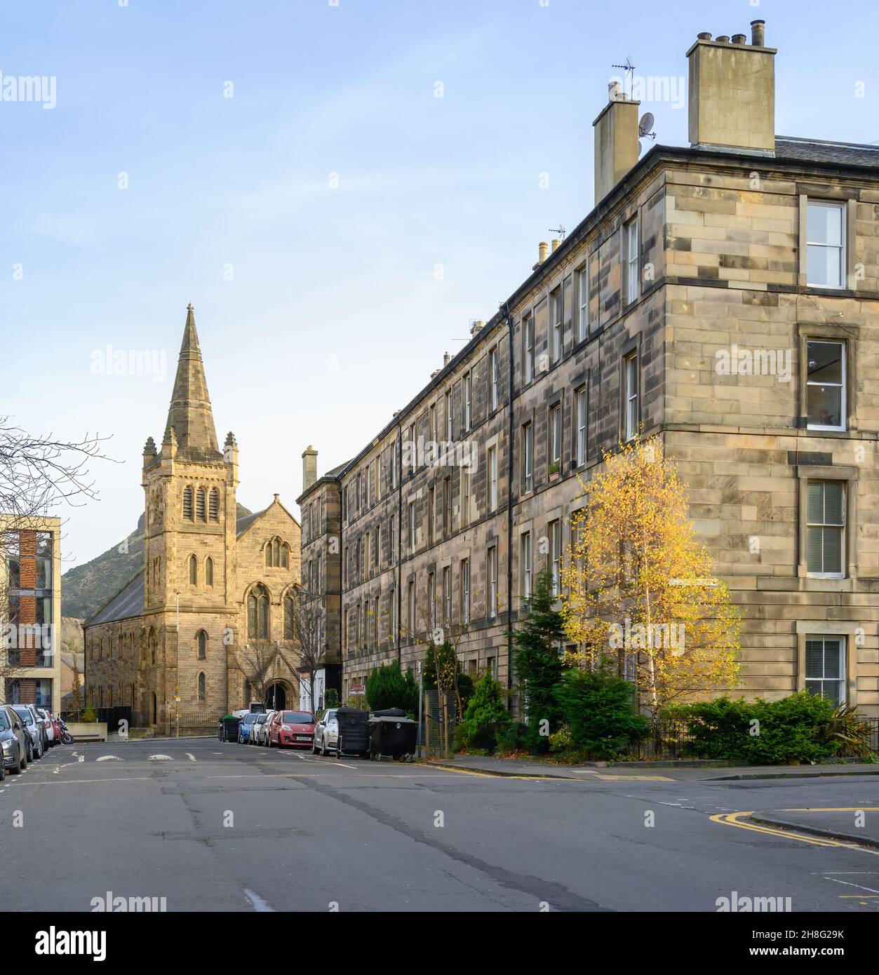 Edimburgo, Scozia, Regno Unito - Chiesa cattolica di St. Margaret e St. Leonard in autunno Foto Stock