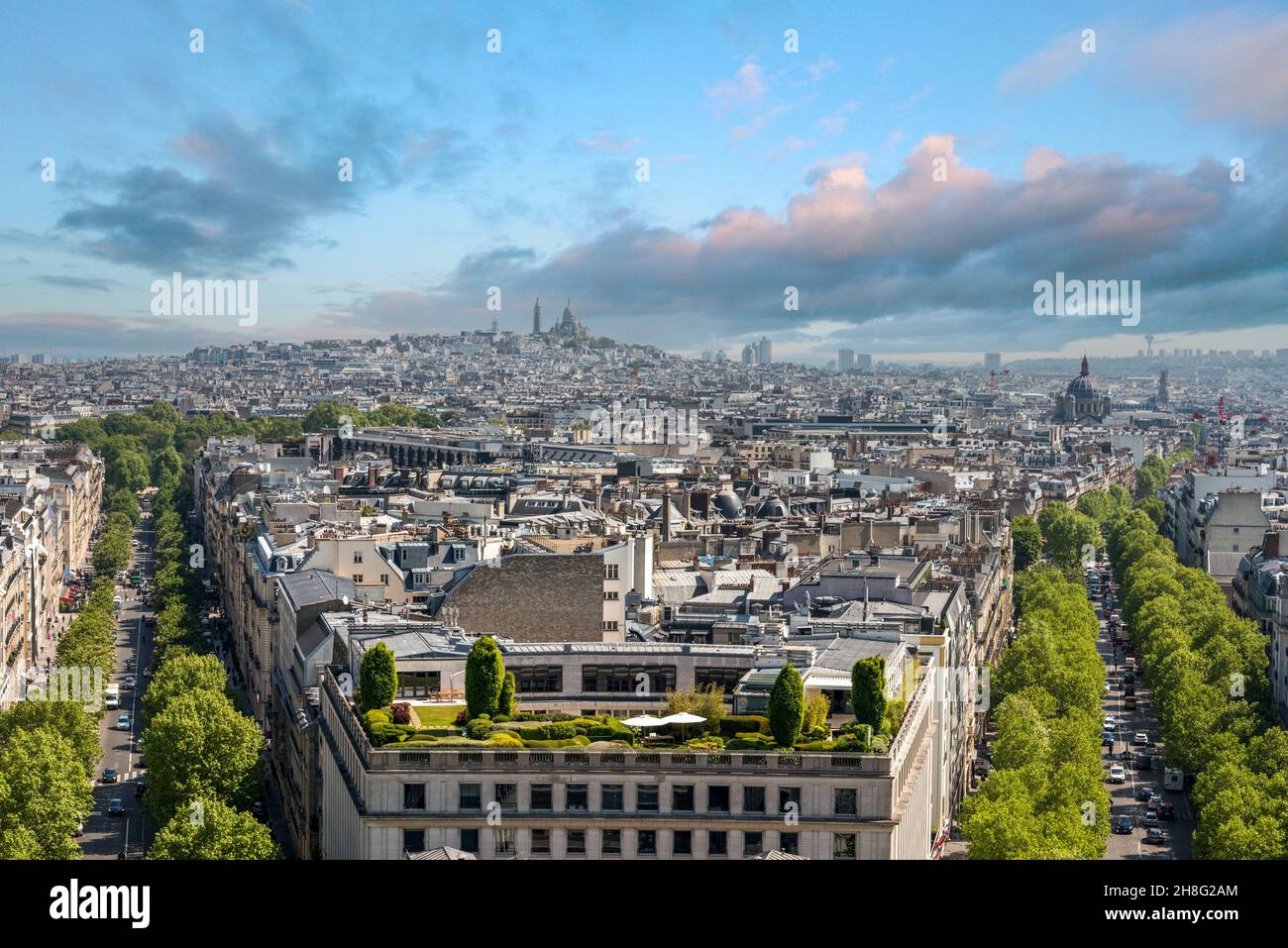 Vista panoramica dall'Arco di Trionfo Noorientale alla Chiesa del Sacro cuore, Parigi, Francia Foto Stock