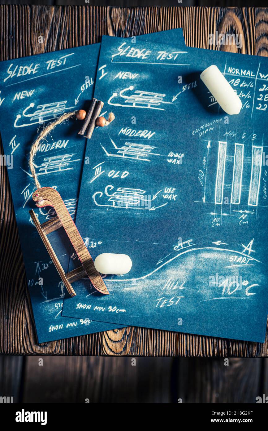 Disegno retrospettiva con slitta e cera da ingrassare. Schizzo retrò blu. Foto Stock