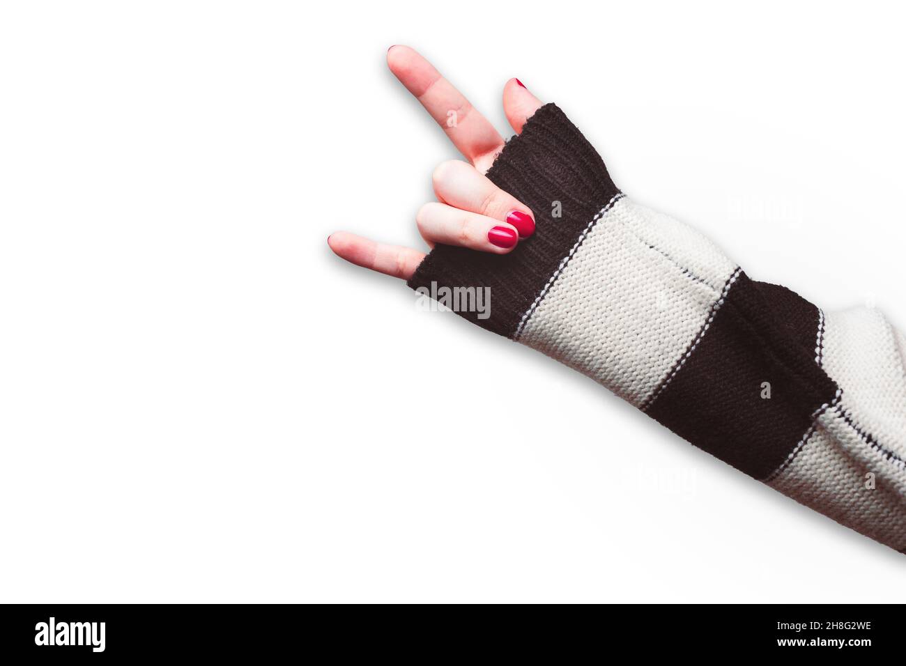 La mano della donna fa il linguaggio del segno d'amore. Simbolo di amore della mano isolato su sfondo bianco. Foto Stock